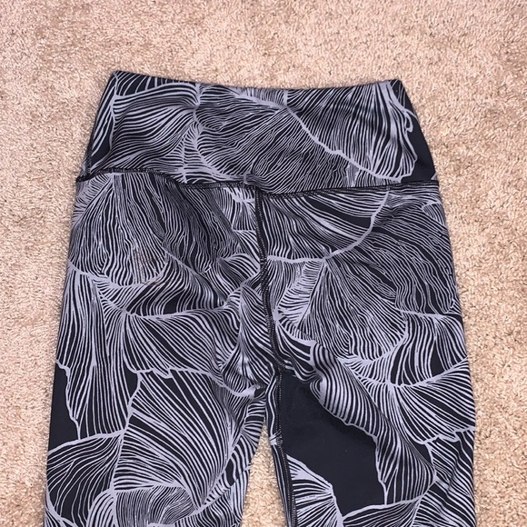 Women’s The North Face Gray Patterned Capri Leggings Medium - Picture 7 of 9